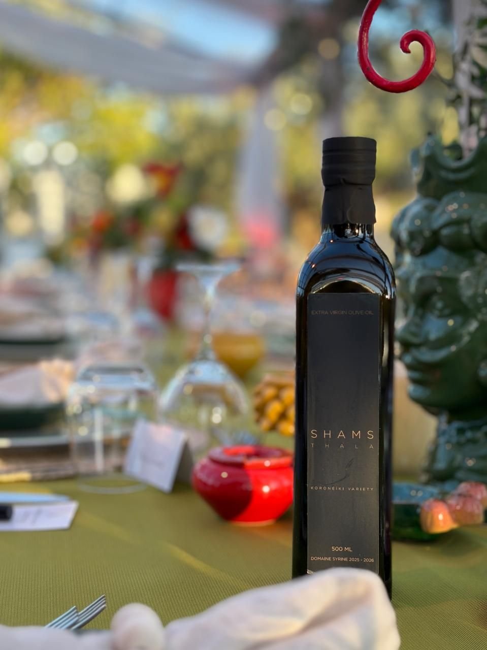 Bouteille SHAMS Koroneiki sur une table dressée