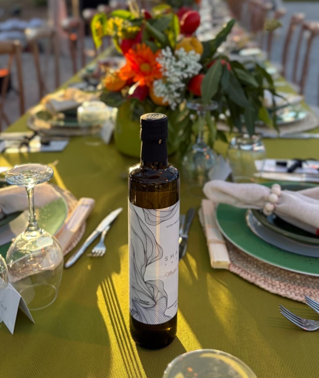 Master Blend sur une table fleurie